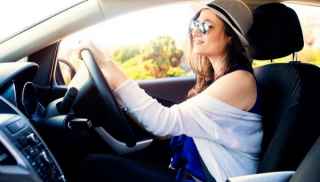 woman-with-sunglasses-driving